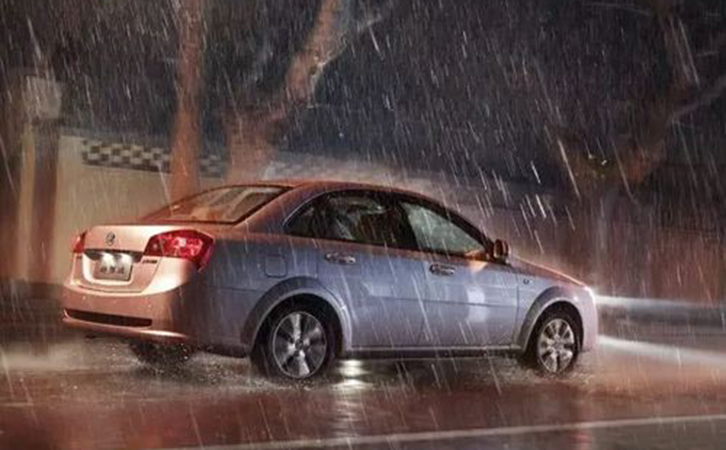 雨中開(kāi)車(chē)